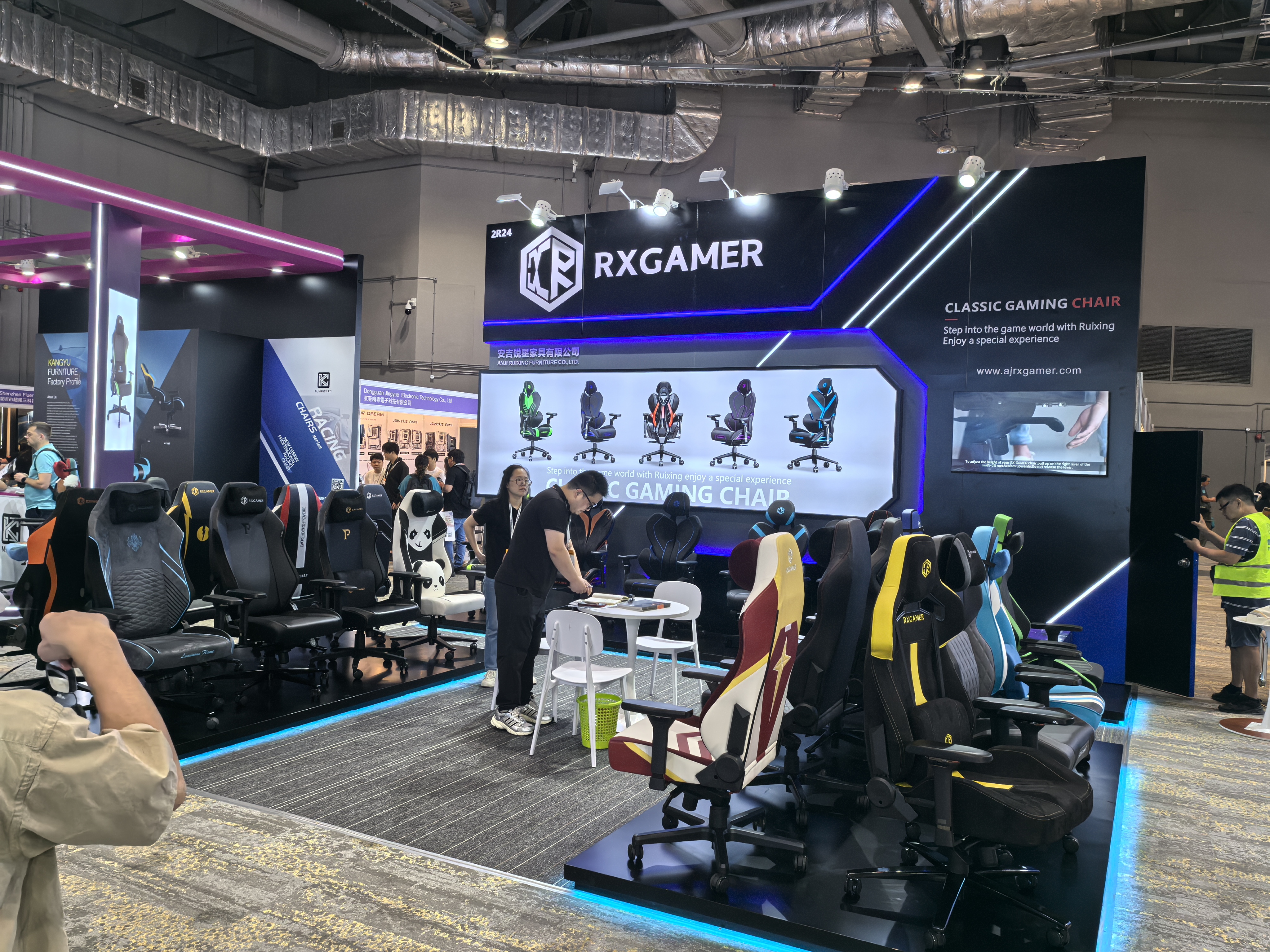 Mobilierul Anji Ruixing strălucește la Târgul de Electronică din Hong Kong (toamnă) cu mare succes